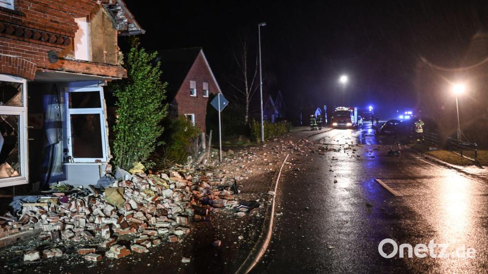 Ziegelsteine einer Hausfassade liegen auf der Straße. Bild: Lars Penning/dpa