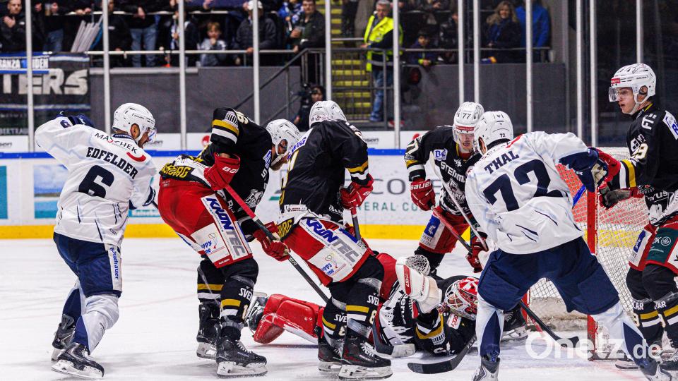 Szenen aus dem Oberpfalz-Derby zwischen den Eisbären Regensburg und den Blue Devils Weiden. Die Weidener mussten sich am Ende nach Penaltyschießen mit 3:4 geschlagen geben. Bild: Werner Moller