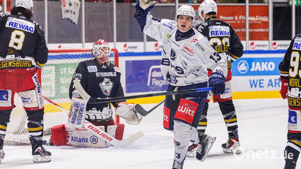 Szenen aus dem Oberpfalz-Derby zwischen den Eisbären Regensburg und den Blue Devils Weiden. Die Weidener mussten sich am Ende nach Penaltyschießen mit 3:4 geschlagen geben. Bild: Werner Moller