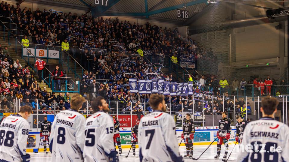 Szenen aus dem Oberpfalz-Derby zwischen den Eisbären Regensburg und den Blue Devils Weiden. Die Weidener mussten sich am Ende nach Penaltyschießen mit 3:4 geschlagen geben. Bild: Werner Moller