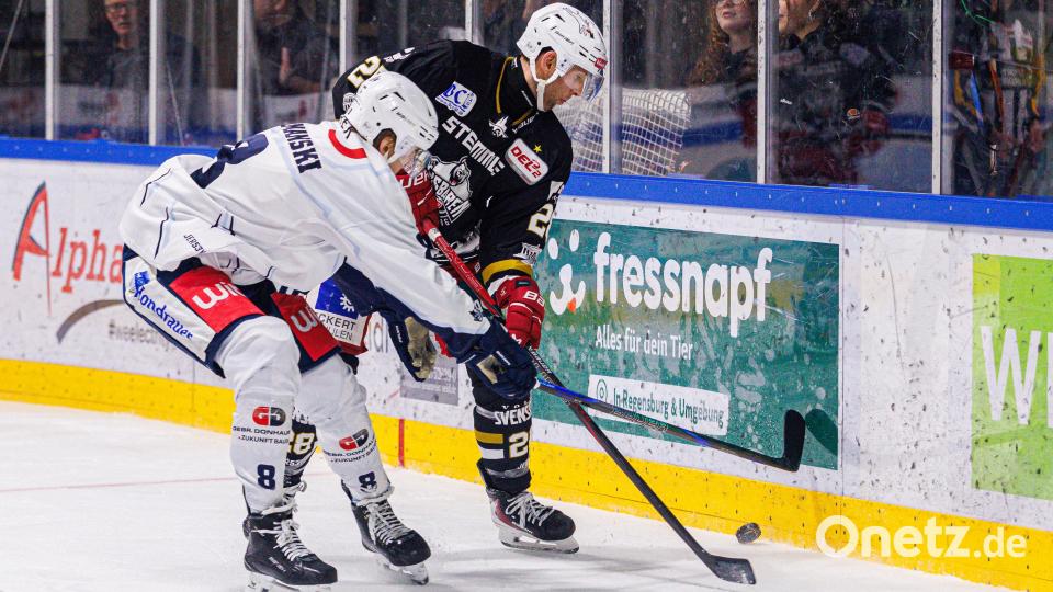 Szenen aus dem Oberpfalz-Derby zwischen den Eisbären Regensburg und den Blue Devils Weiden. Die Weidener mussten sich am Ende nach Penaltyschießen mit 3:4 geschlagen geben. Bild: Werner Moller