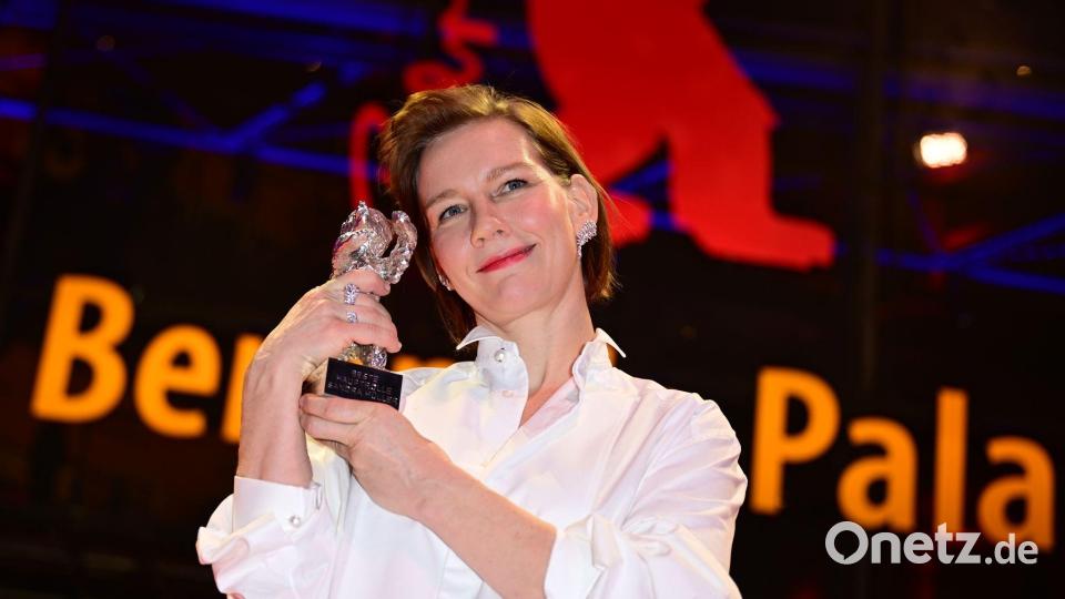 76. Berlinale - Sandra Hüller zeigt ihre Auszeichnung, den Silbernen Bären für die beste schauspielerische Leistung in einer Hauptrolle im Film "Rose" nach der Preisverleihung bei der Abschlussgala im Berlinale Palast. Bild: Sebastian Christoph Gollnow/dpa