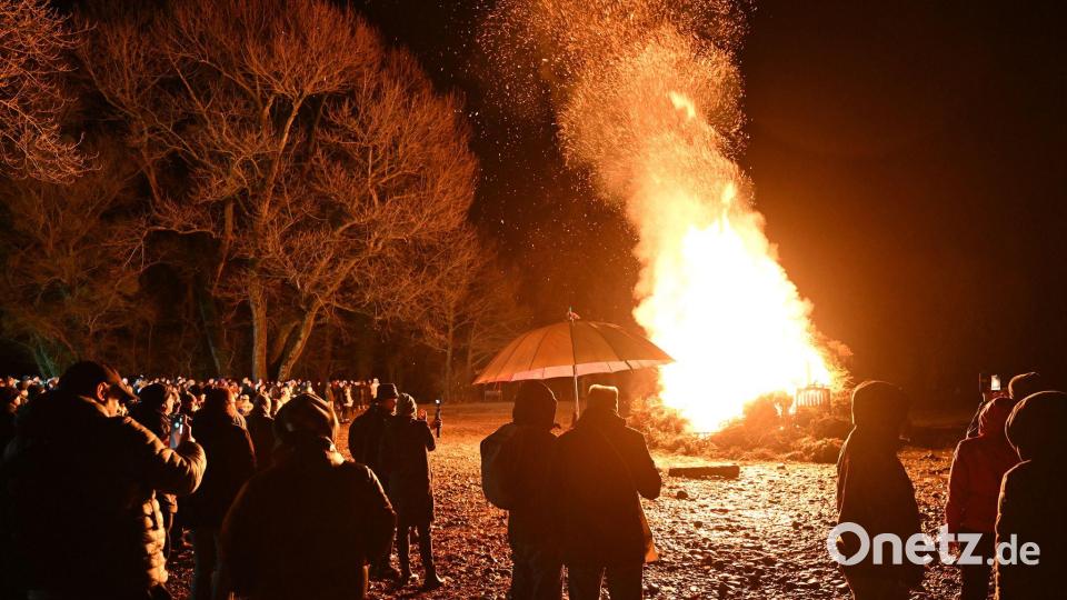 Hunderte Besucher schauen sich das Funkenfeuer an, das am Abend am Ufer des Bodensees am Malereck angezündet wurde. Bild: Felix Kästle/dpa
