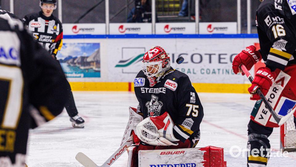 Szenen aus dem Oberpfalz-Derby zwischen den Eisbären Regensburg und den Blue Devils Weiden. Die Weidener mussten sich am Ende nach Penaltyschießen mit 3:4 geschlagen geben. Bild: Werner Moller