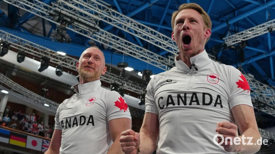 Muskelspiele: Die Kanadier Brad Jacobs und Marc Kennedy (r) jubeln über Curling-Gold. Bild: Misper Apawu/AP/dpa
