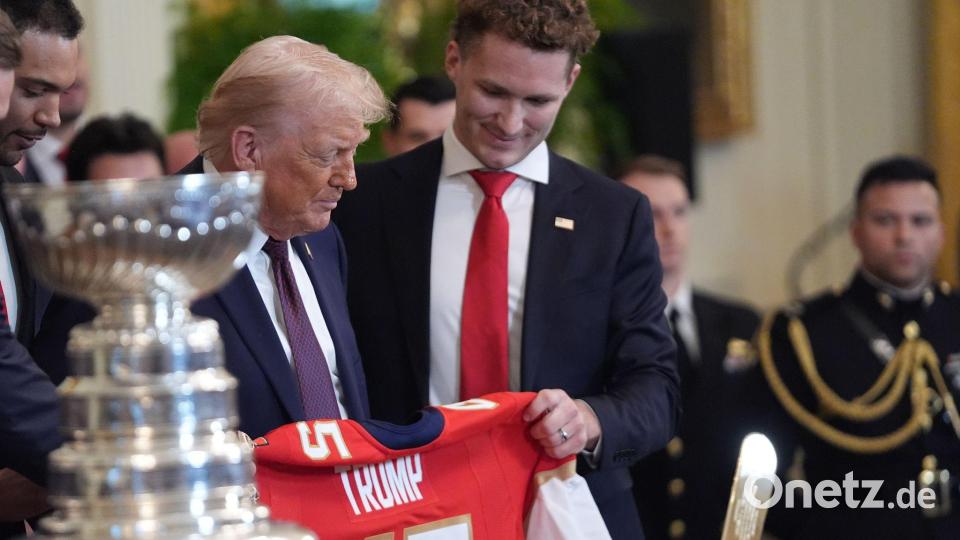 US-Stürmer Matthew Tkachuk verehrt Präsident Donald Trump (Archivbild) Bild: Evan Vucci/AP/dpa