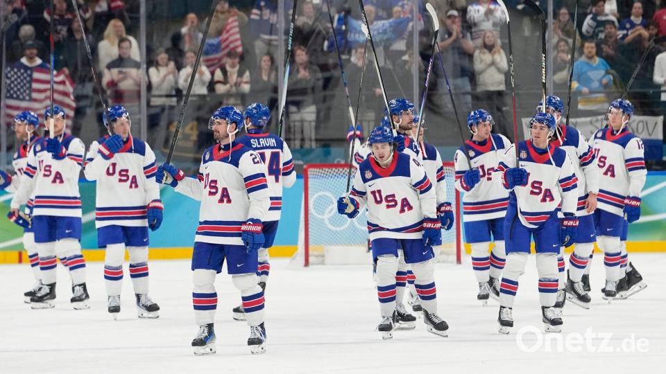 Die Spieler der Vereinigten Staaten feiern am Ende des Eishockey-Halbfinalspiels. Bild: Hassan Ammar/AP/dpa