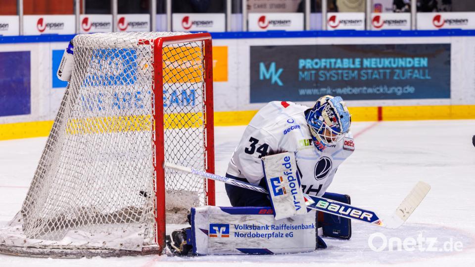 Szenen aus dem Oberpfalz-Derby zwischen den Eisbären Regensburg und den Blue Devils Weiden. Die Weidener mussten sich am Ende nach Penaltyschießen mit 3:4 geschlagen geben. Bild: Werner Moller