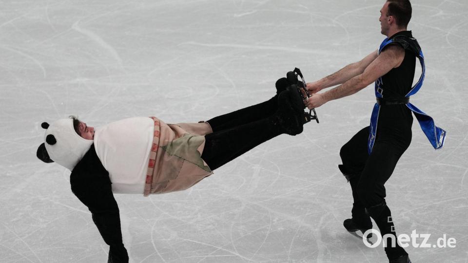Schwungvolle Zugabe: Michail Schaidorow hatte im Panda-Kostüm offensichtlich großes Vertrauen in die Fähigkeiten des georgischen Paarläufers Luka Berulawa. Bild: Francisco Seco/AP/dpa