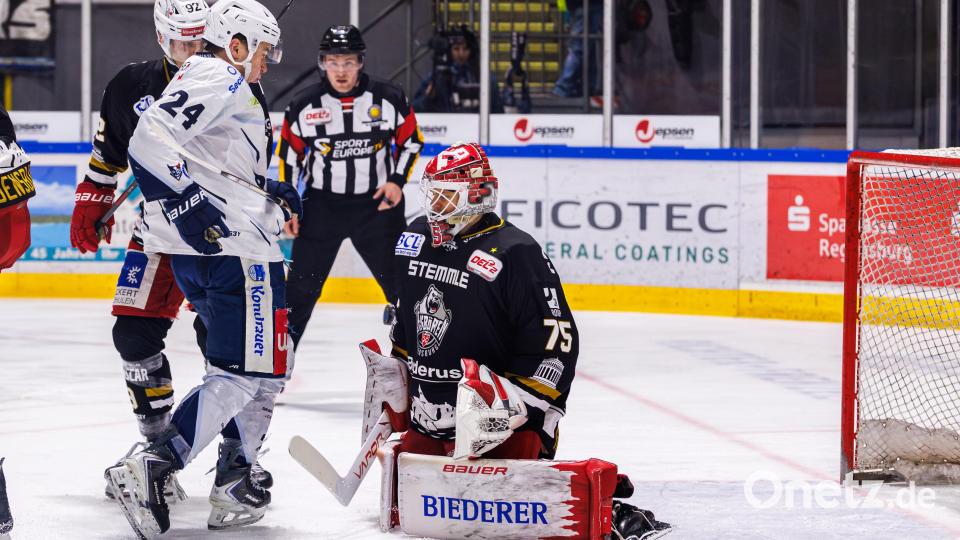 Szenen aus dem Oberpfalz-Derby zwischen den Eisbären Regensburg und den Blue Devils Weiden. Die Weidener mussten sich am Ende nach Penaltyschießen mit 3:4 geschlagen geben. Bild: Werner Moller