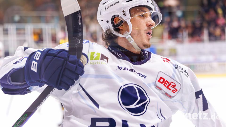 Szenen aus dem Oberpfalz-Derby zwischen den Eisbären Regensburg und den Blue Devils Weiden. Die Weidener mussten sich am Ende nach Penaltyschießen mit 3:4 geschlagen geben. Bild: Werner Moller