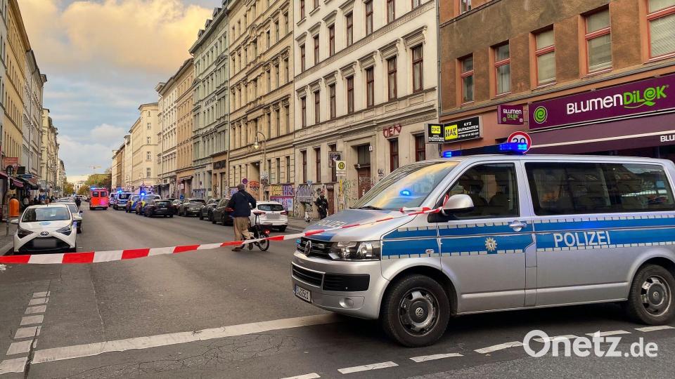 Ein Einsatzfahrzeug der Polizei steht 2025 nach Schüssen auf einer Straße in Berlin-Kreuzberg. Bild: Anja Mia Neumann/dpa