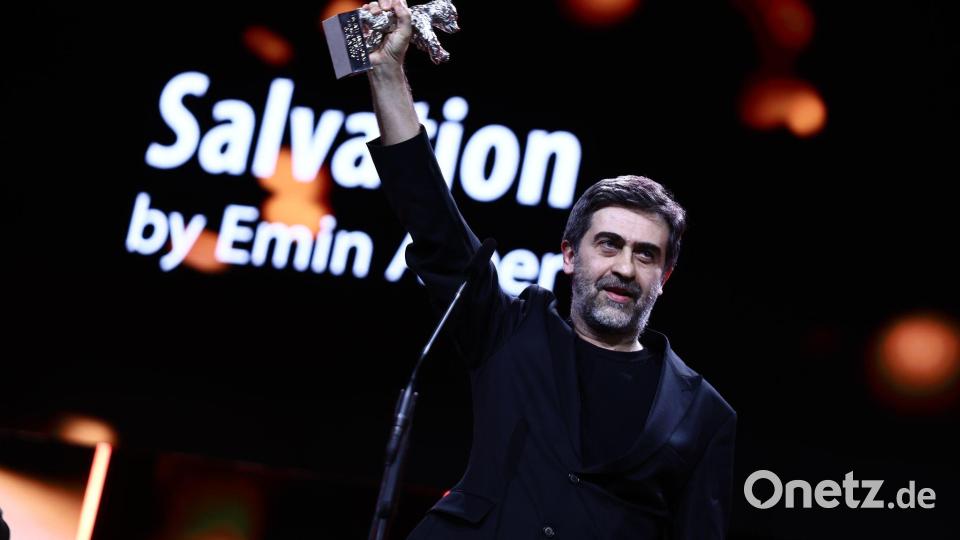 Der türkische Regisseur Emin Alper auf der Bühne. Bild: Christoph Soeder/dpa