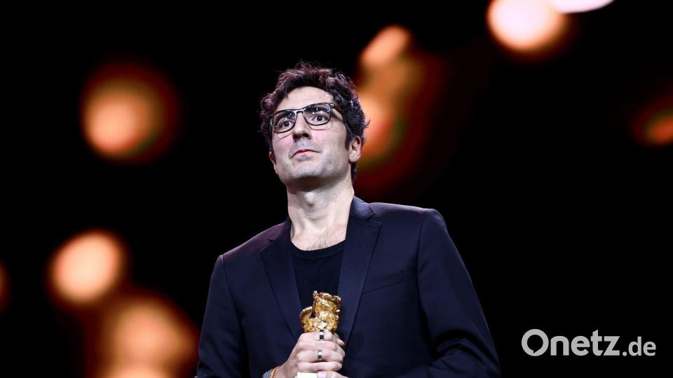 İlker Çatak mit seinem Goldenen Bären. Bild: Christoph Soeder/dpa