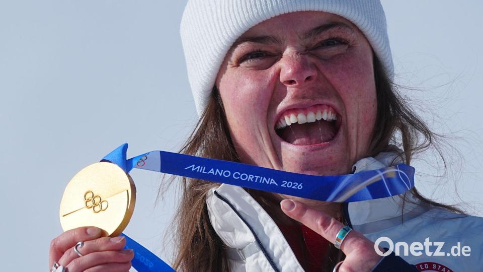 „Nicht damit springen“: Breezy Johnson gab nach ihrem Malheur einen Tipp für den Umgang mit den Olympia-Medaillen. (Archivbild) Bild: Michael Kappeler/dpa