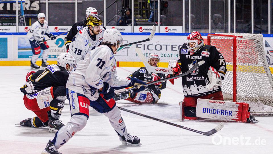 Szenen aus dem Oberpfalz-Derby zwischen den Eisbären Regensburg und den Blue Devils Weiden. Die Weidener mussten sich am Ende nach Penaltyschießen mit 3:4 geschlagen geben. Bild: Werner Moller
