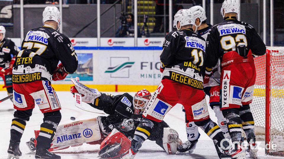 Szenen aus dem Oberpfalz-Derby zwischen den Eisbären Regensburg und den Blue Devils Weiden. Die Weidener mussten sich am Ende nach Penaltyschießen mit 3:4 geschlagen geben. Bild: Werner Moller