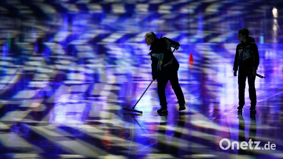 Olympische Winterspiele 2026 - die Eisfläche wird für den Massenstart der Eisschnelllaufrennen vorbereitet. Bild: Luca Bruno/AP/dpa