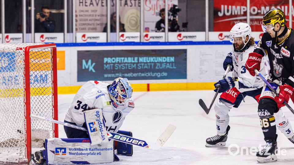 Szenen aus dem Oberpfalz-Derby zwischen den Eisbären Regensburg und den Blue Devils Weiden. Die Weidener mussten sich am Ende nach Penaltyschießen mit 3:4 geschlagen geben. Bild: Werner Moller