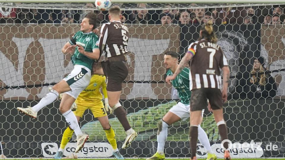 Hauke Wahl (2.v.l) trifft zum 1:0 für den FC St. Pauli. Bild: Marcus Brandt/dpa