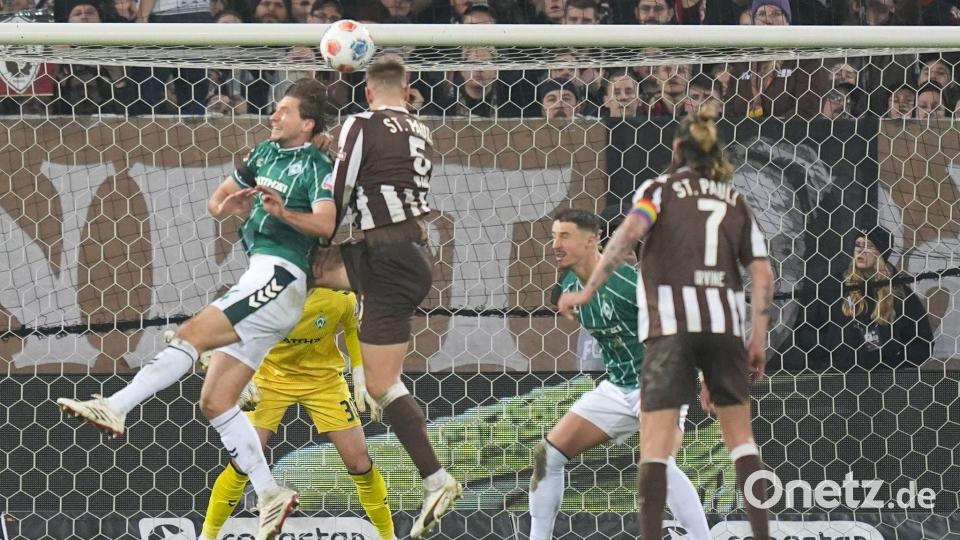 St. Paulis Hauke Wahl erzielt den Treffer zum 1:0 - auch dank Backhaus' Mithilfe. Bild: Marcus Brandt/dpa