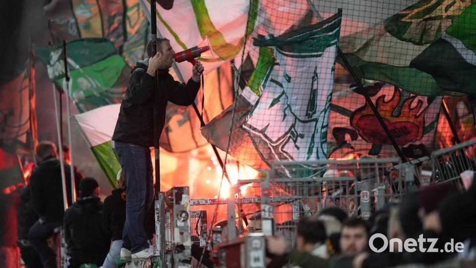 Bremen-Fans brennen  im Millerntor-Stadion auf der Tribüne Feuerwerkskörper ab. Bild: Marcus Brandt/dpa