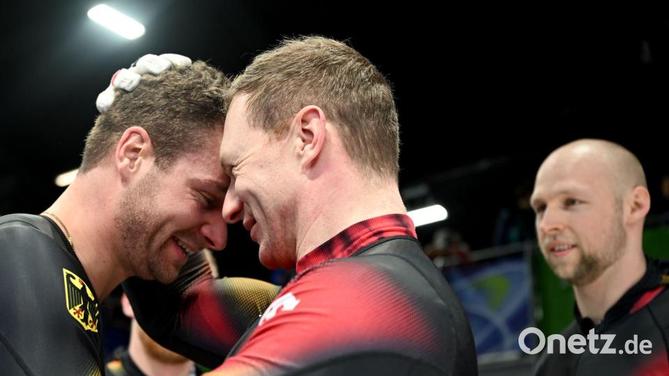 Herzlichen Glückwunsch: Francesco Friedrich gratuliert Johannes Lochner. Bild: Robert Michael/dpa