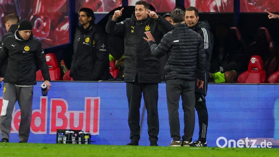 Sportdirektor Sebastian Kehl (3.v.r.) und Trainer Niko Kovac (2.v.r.) diskutieren mit dem vierten Offiziellen Robert Hartmann. Bild: Jan Woitas/dpa