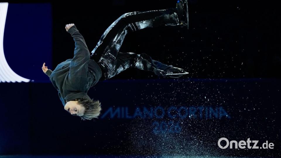 Ilia Malinin aus den USA macht bei einer Schaulauf-Gala bei den Olympischen Winterspielen Mailand Cortina 2026 einen Rückwärtssalto. Bild: Ashley Landis/AP/dpa
