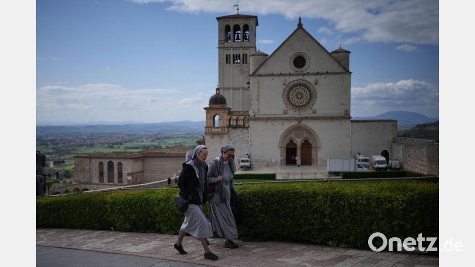 Der Heilige Franz von Assisi ruht in der Basilika San Francesco. (Archivbild) Bild: Alessandra Tarantino/AP/dpa