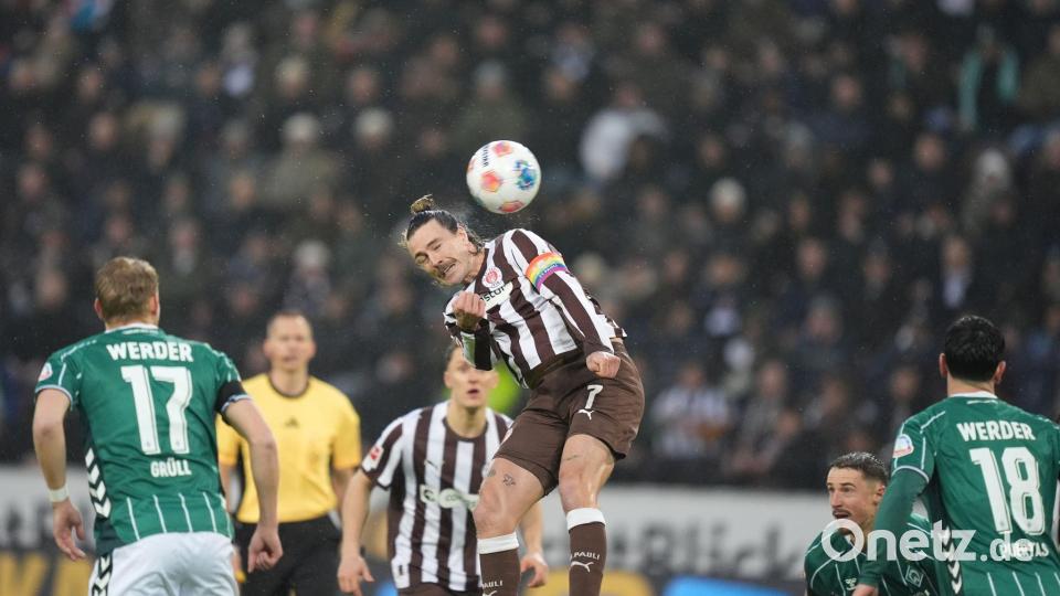 St. Paulis Kapitän Jackson Irvine beim Kopfball. Bild: Marcus Brandt/dpa