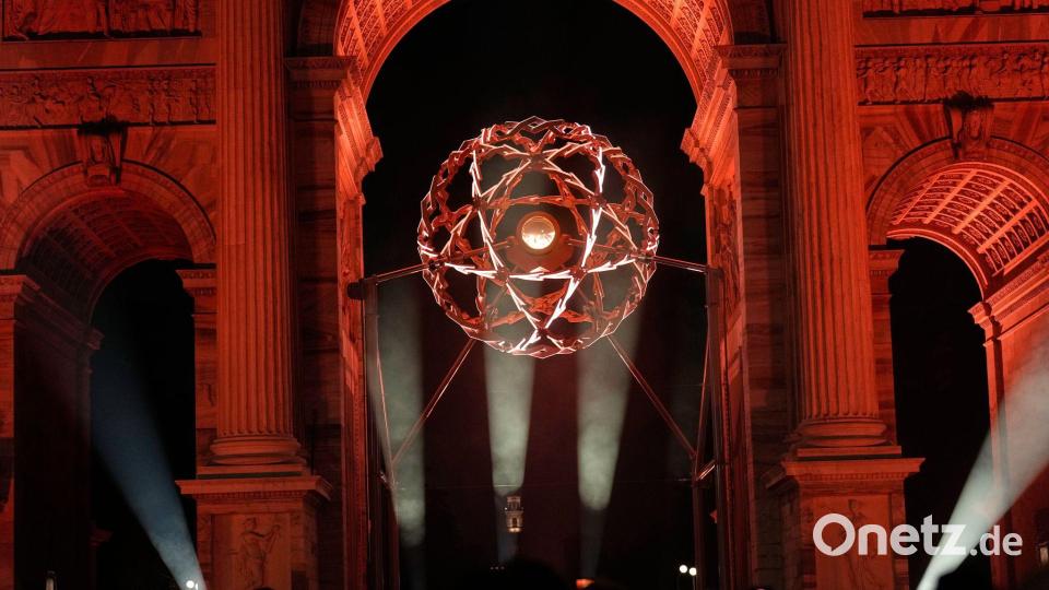 Das olympische Feuer in Mailand. Bild: Luca Bruno/AP/dpa