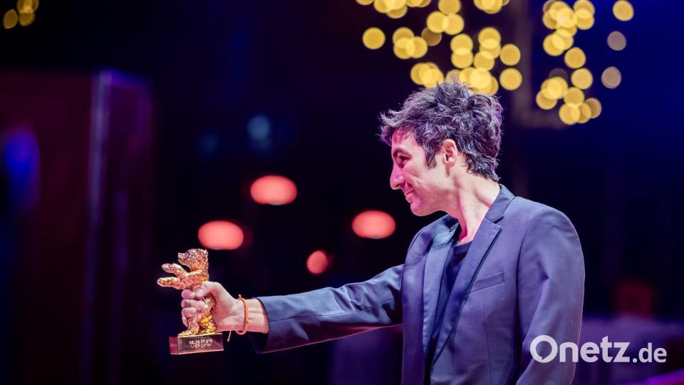 Ilker Çataks bekam für seinen Film den Goldenen Bären. Bild: Christoph Soeder/dpa