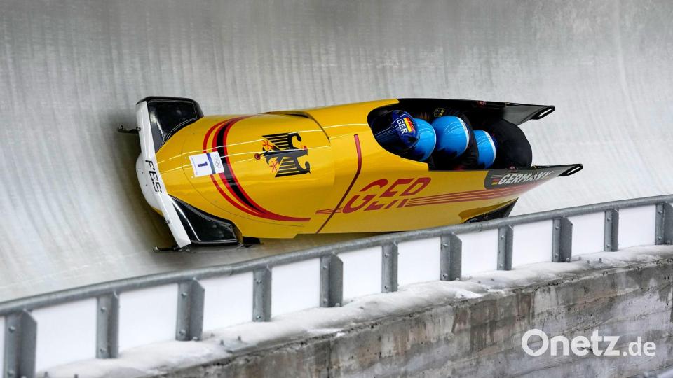 Johannes Lochner (Pilot), Thorsten Margis, Jörn Wenzel und Georg Fleischhauer holen sich Gold im Viererbob. Bild: Alessandra Tarantino/AP/dpa