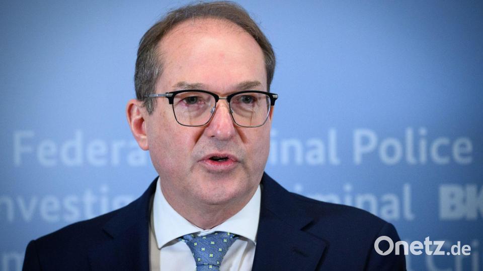 Bundesinnenminister Dobrindt will Asylbewerber schneller in Arbeit bringen. (Archivfoto) Bild: Bernd von Jutrczenka/dpa