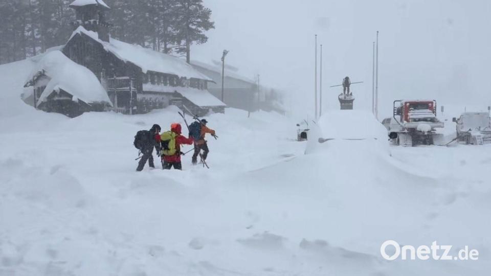 Mitglieder des Rettungsteams machten sich bei extremen Bedingungen auf den Weg. Bild: -/Nevada County Sheriff's Office/AP/dpa