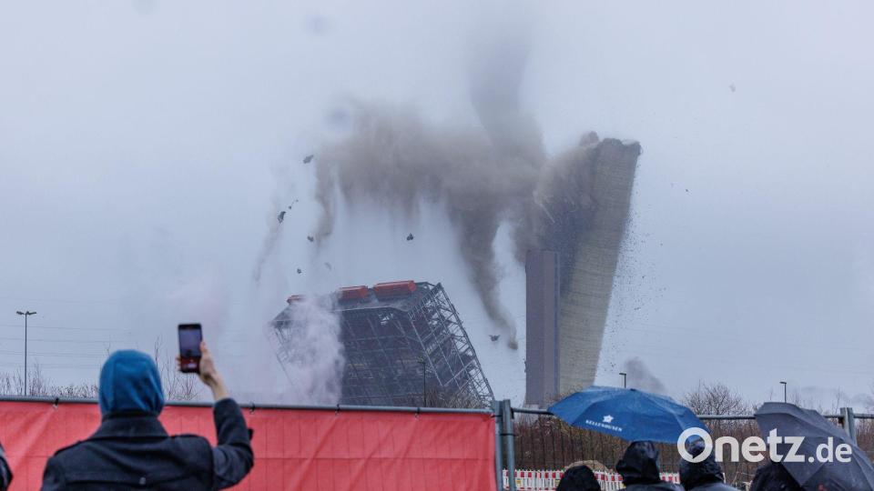 Mit 600 Kilogramm Sprengstoff wurde der alte Schornstein zu Fall gebracht. Bild: David Ebener/dpa