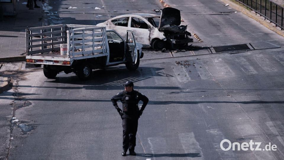 Drogenkrieg in Mexiko - Ein Polizist steht an einer Straße in Guadalajara im mexikanischen Bundesstaat Jalisco. Bild: Alejandra Leyva/AP/dpa
