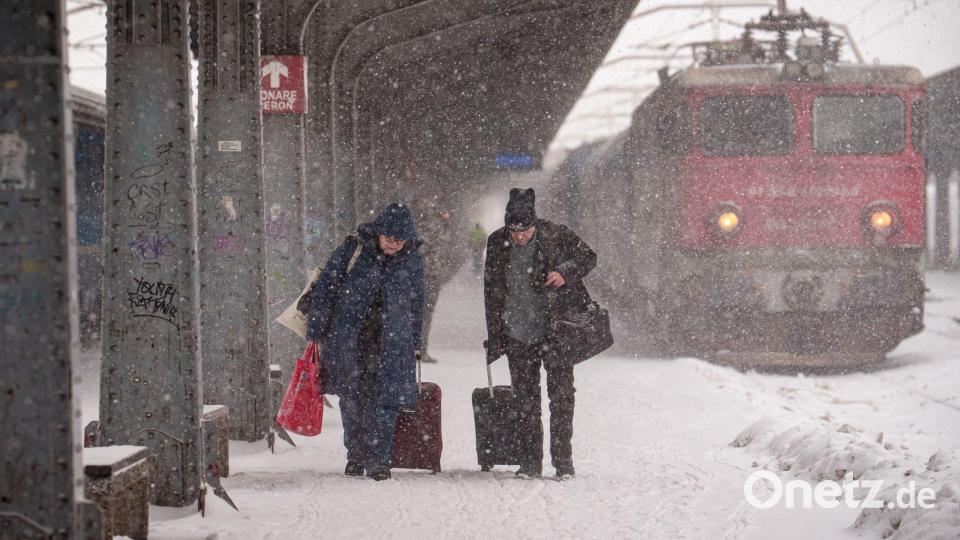 Auch der Südosten Europas hatte mit massiven Problemen durch den Schneefall zu kämpfen. Bild: Vadim Ghirda/AP/dpa