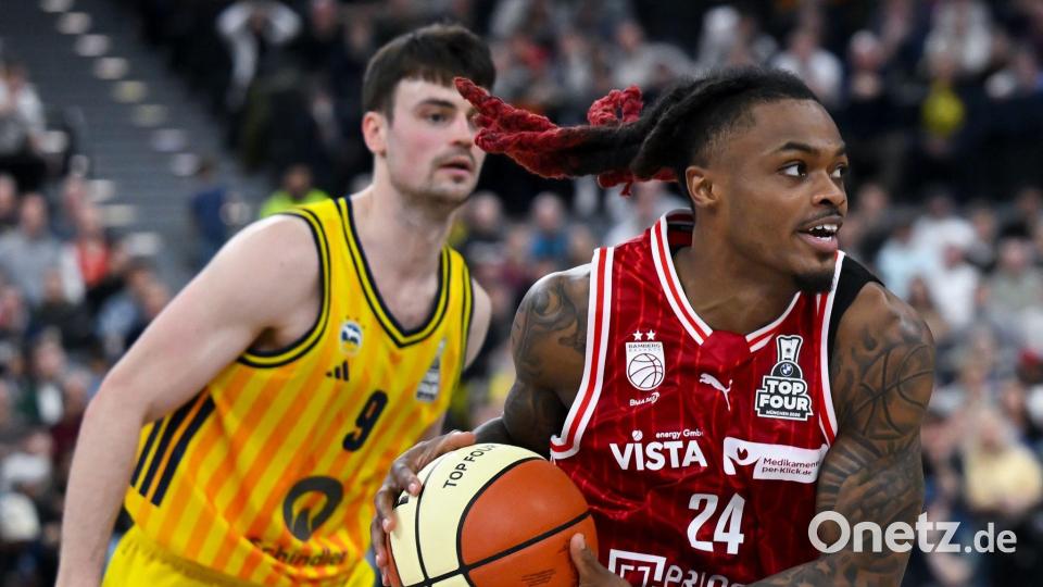 Cobe Williams (r) feiert mit Bamberg den Pokalsieg. Bild: Sven Hoppe/dpa