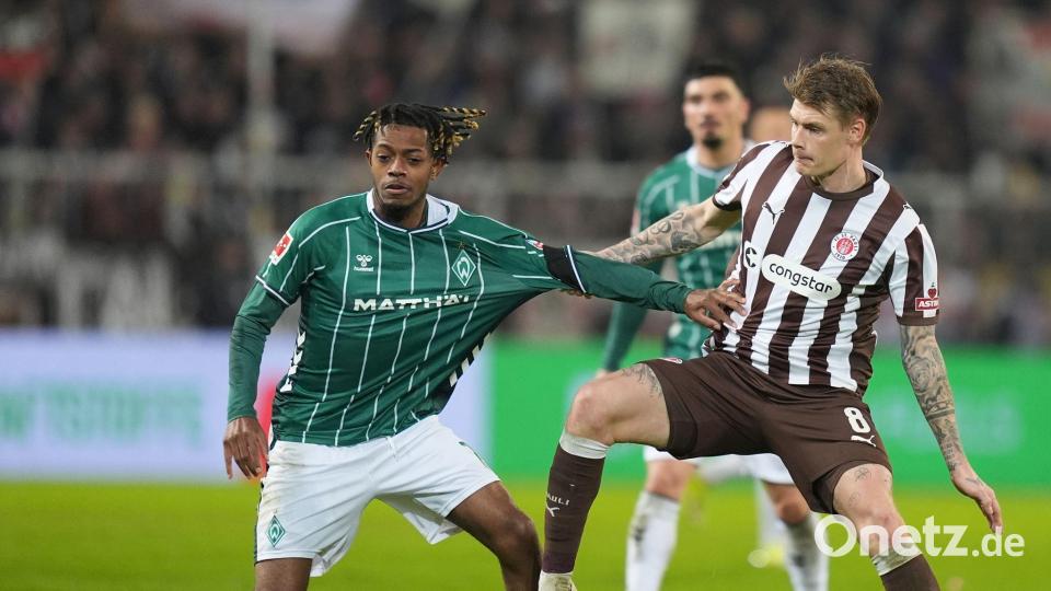 St. Paulis Eric Smith (r) kommt gegen den Bremer Samuel Mbangula zu spät. Bild: Marcus Brandt/dpa