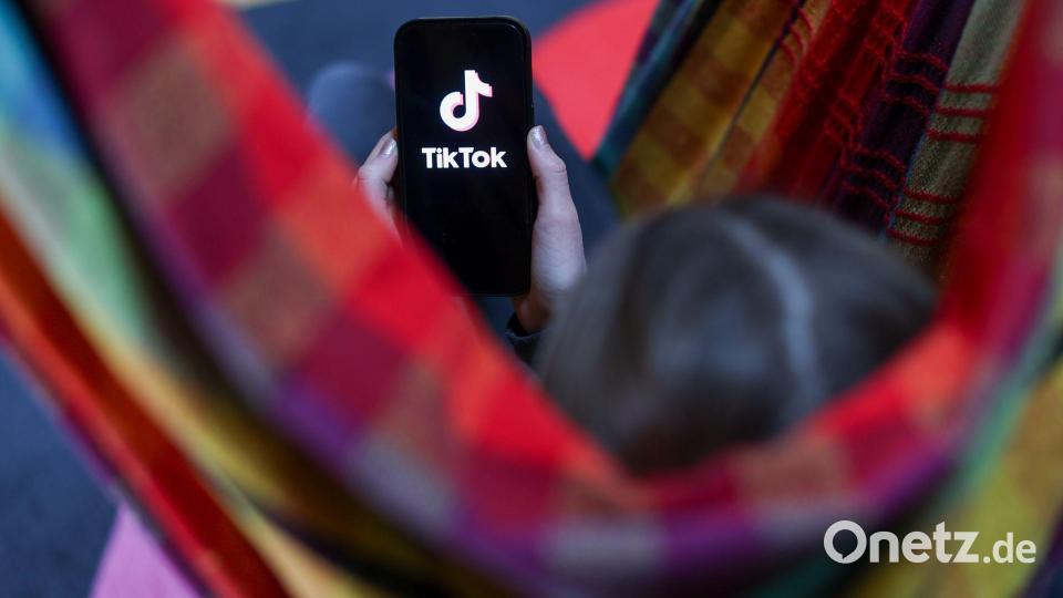 Viele Jugendliche verbringen Stunden am Tag in sozialen Netzwerken. (Illustration) Bild: Jan Woitas/dpa