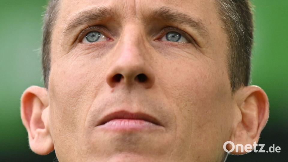 Blickt mit seiner Mannschaft in eine düstere Zukunft: VfL Wolfsburgs Cheftrainer Daniel Bauer. Bild: Swen Pförtner/dpa