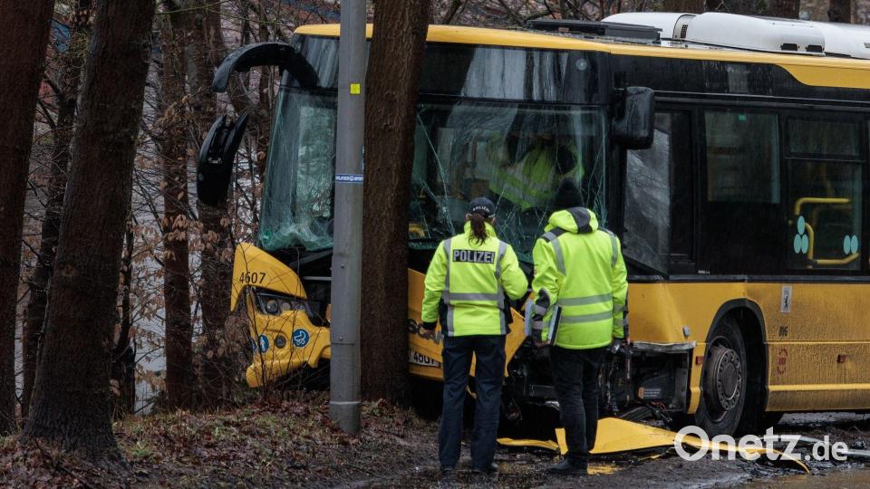 Ein Autofahrer kam mit lebensbedrohlichen Verletzungen ins Krankenhaus. Bild: Carsten Koall/dpa