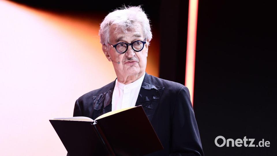 Jurypräsident Wim Wenders hatte sich eine Rede im Notizbuch notiert. Bild: Christoph Soeder/dpa