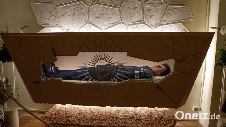 Der Leichnam von Carlo Acutis liegt in einem Sarkopharg, in den man hineinsehen kann. (Archivbild) Bild: Gregorio Borgia/AP/dpa