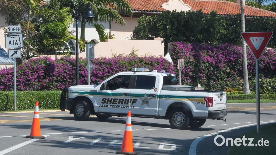 Ein Fahrzeug des Palm Beach County Sheriffs blockiert den Verkehr in der Nähe von Mar-a-Lago. US-Sicherheitskräfte haben nach eigenen Angaben einen Bewaffneten beim Privatanwesen Mar-a-Lago von Präsident Trump erschossen. Bild: Marta Lavandier/AP/dpa