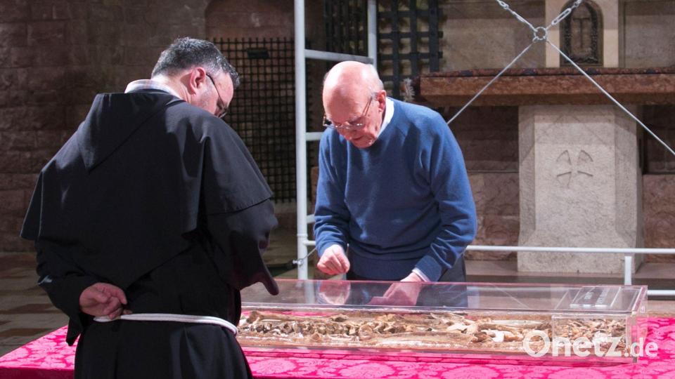 800 Jahre nach seinem Tod werden die Gebeine des Heiligen Franziskus zur Schau gestellt. Vor vielen Jahren wurden sie hier schon mal inspiziert. (Archivbild) Bild: Mauro Berti/Sacro Convento di San Francesco /dpa