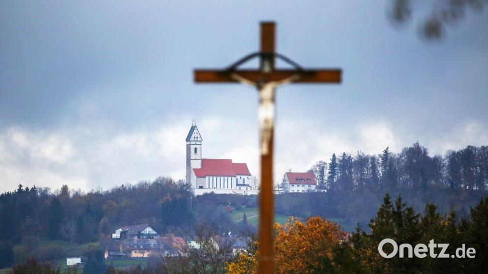Die Wallfahrtskirche liegt auf dem Bussen. (Symbolbild) Bild: Thomas Warnack/dpa