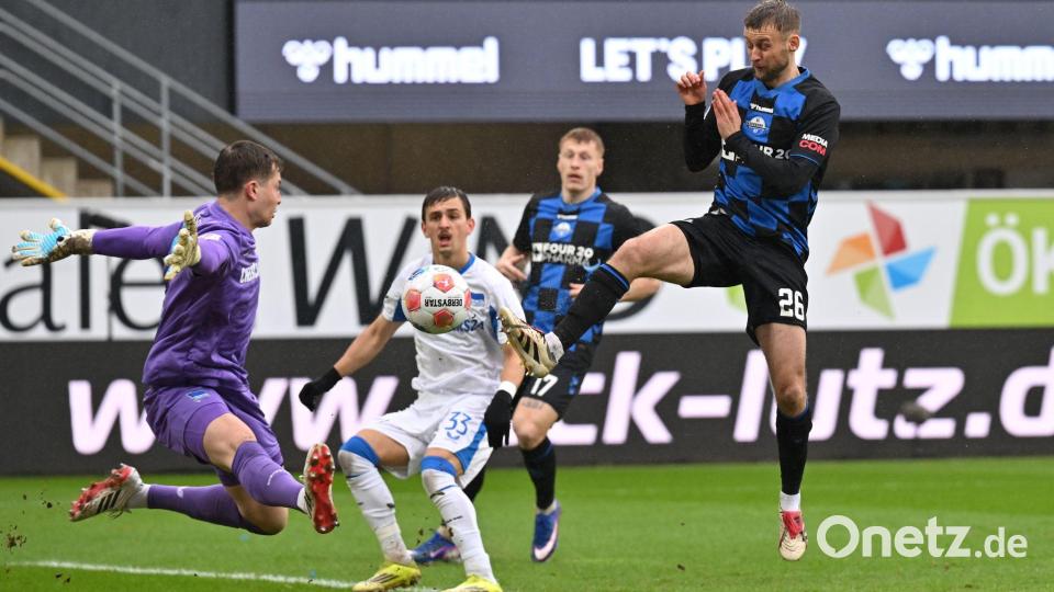 Sebastian Klaas (r) erzielte den frühen Treffer zum 1:0 für Paderborn. Bild: Swen Pförtner/dpa